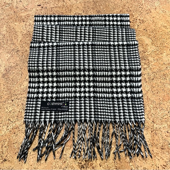 V FRAAS Cashmink Black & White Houndstooth Fringed Scarf - Picture 4 of 12